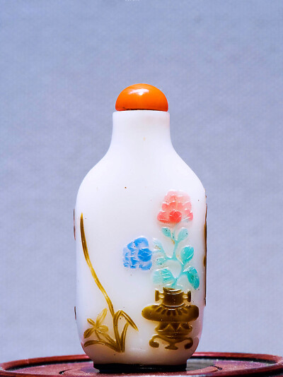 套料花卉纹鼻烟壶（带珊瑚盖），清，高6cm，武汉博物馆藏