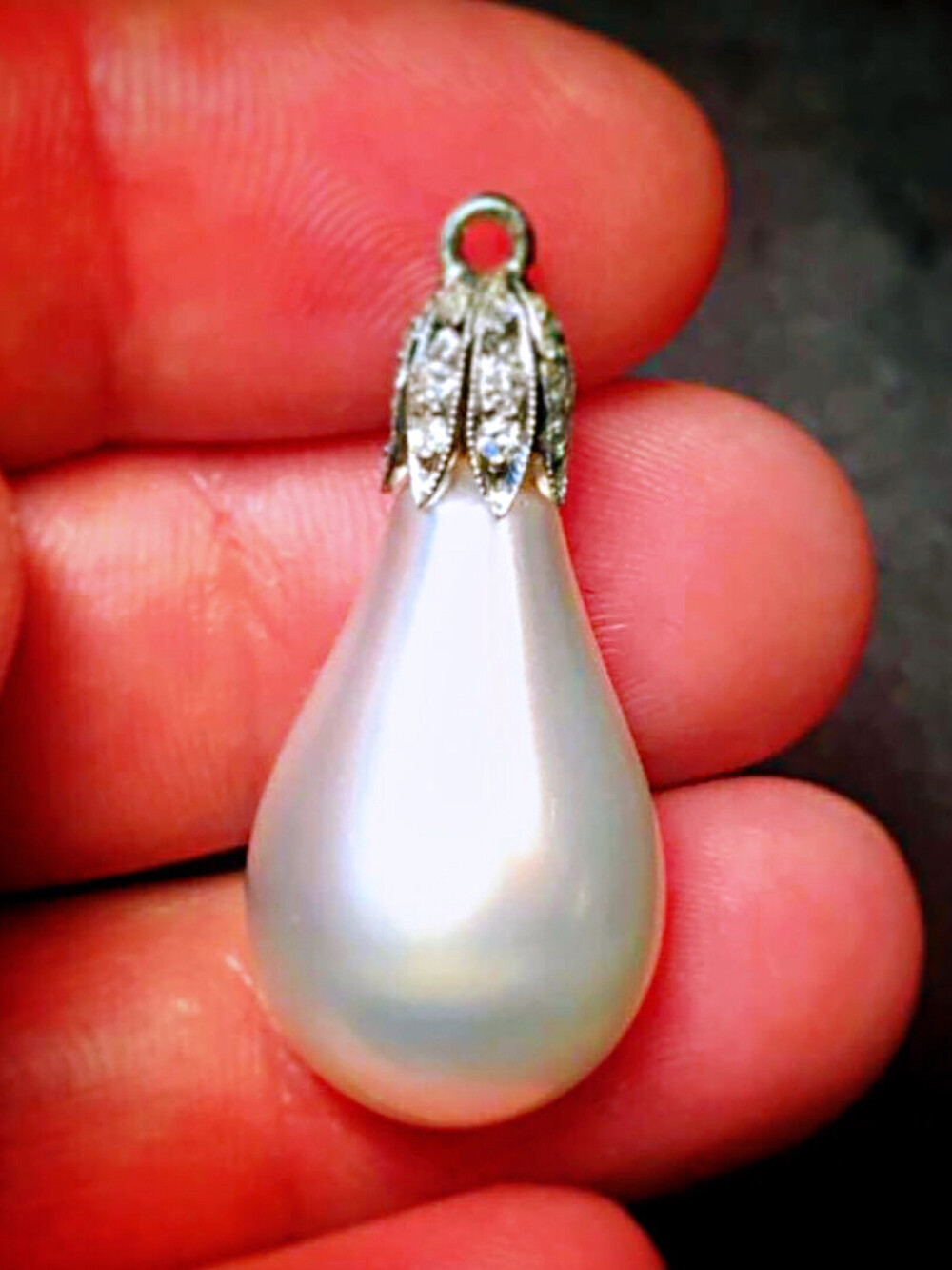 像灯泡一样的巴洛克珍珠吊坠。 ​​