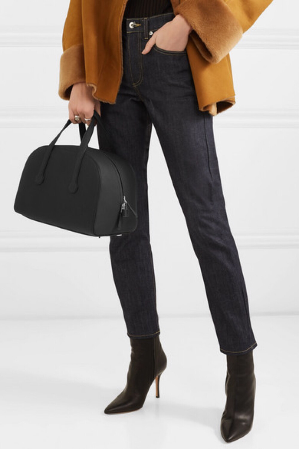 the row 这款 "sporty bowler 12" 手提包以立挺的保龄球包为蓝本