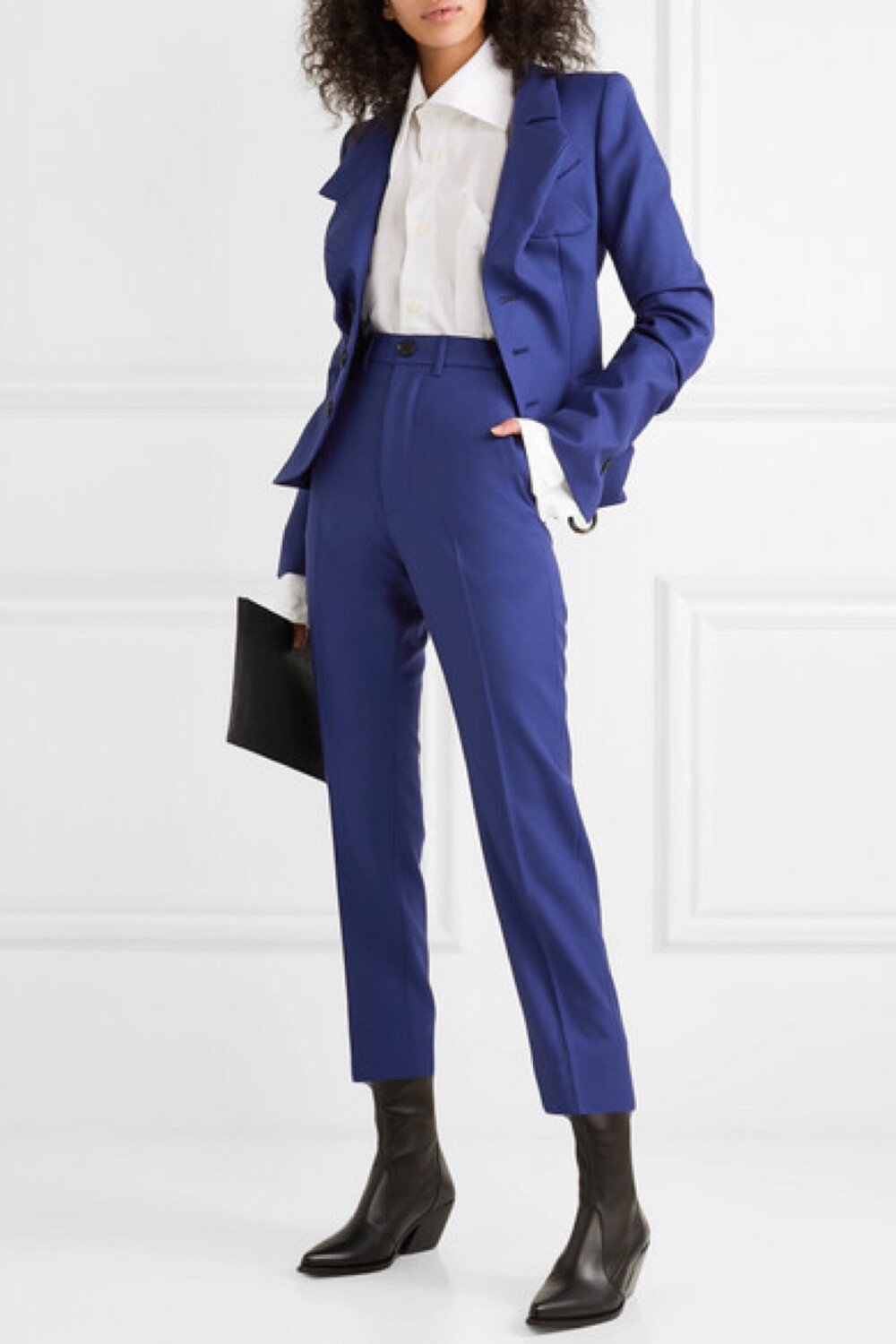 在第 30 期《PORTER》杂志中，曾为模特的英国营养学家 Rosemary Ferguson 向我们分享了她对于彩色西服套装的热爱，并宣称 Vivienne Westwood 是她最爱的设计师之一。该品牌这款修身的西装式外套以宝蓝色羊毛斜纹布于意大利精裁而成，腰部的褶皱细节格外迷人。超长双袖带有捏褶，因而长度恰及手腕。不妨与配套长裤同穿。