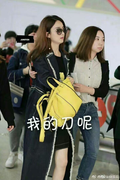 颖.
丽颖.
赵丽颖.
她的圆脸.
她的一双眸.
她的一撇一笑.
她的每一个动作.
她的每部影视作品.
她的清丽如诗的优雅.
她那每一个奋斗的结果.
都深深感动这每一个虫子.
她是个惹人怜的女明星.
她走上红毯特别小心.
因为…