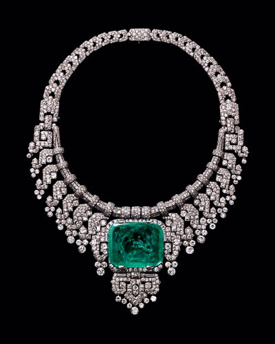 这款卡地亚钻石和祖母绿项链的历史可追溯至1932年，镶有圆形和玫瑰形切割钻石以及一颗143.23克拉的垫形祖母绿，曾属于格拉纳德伯爵夫人。