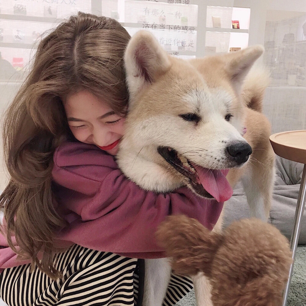 女生抱着狗头像情侣图片