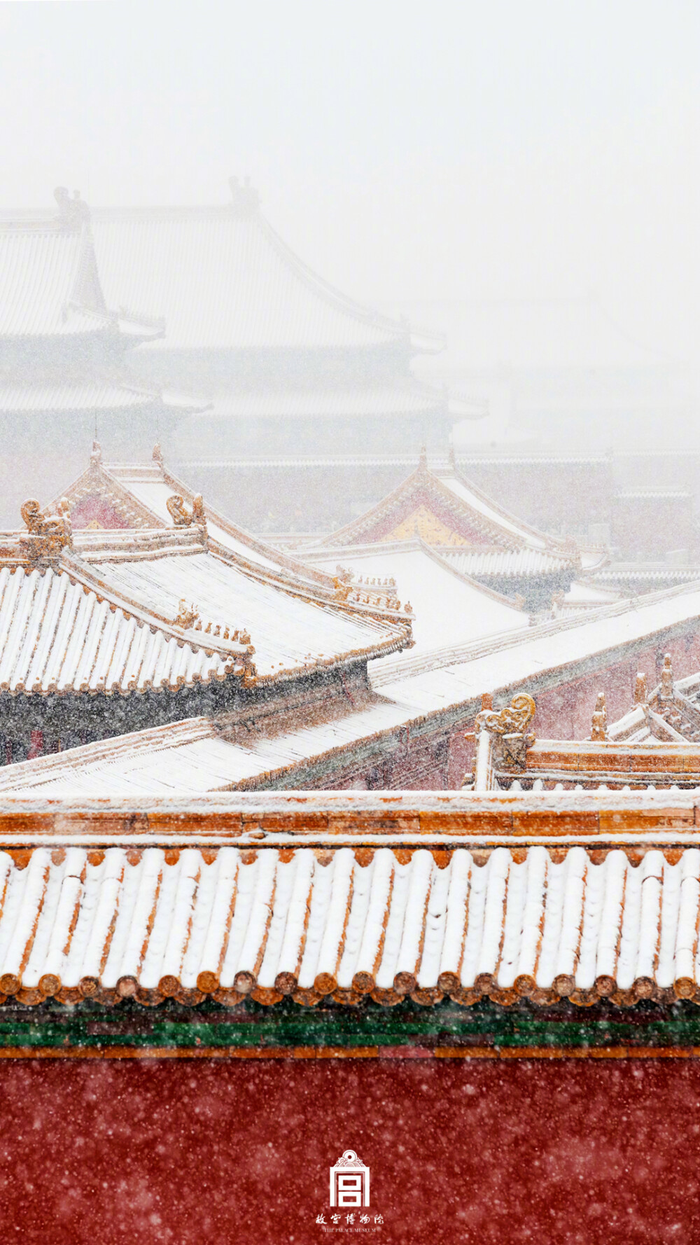 紫禁城【己亥•初雪】“袖手看飞雪，高卧过残冬。飘然底事春到，先我逐孤鸿。挟取笔端风雨，快写胸中丘壑，不肯下樊笼。大笑了今古，乘兴便西东。一尊酒，知何处，又相逢。奴星结柳，与君同送五家穷。好是橘封千户，正恐楼高百尺，湖海有元龙。目光在牛背，马耳射东风” 照片取自@故宫博物院