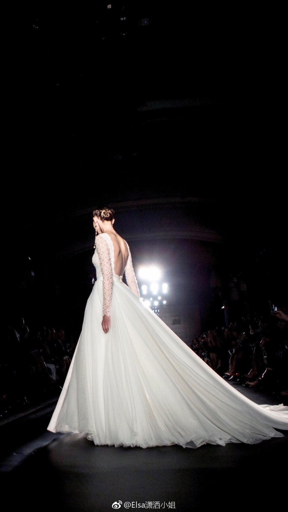西班牙巴塞罗那2018年婚纱时装周，这名模特身着西班牙设计师 Rosa Clara 的婚纱设计登台。西班牙是仅次于中国的世界第二大婚纱出口国，每年制作75.5万件婚纱, 年均出口额超过5亿欧元，约占该国纺织业出口额的13%。
