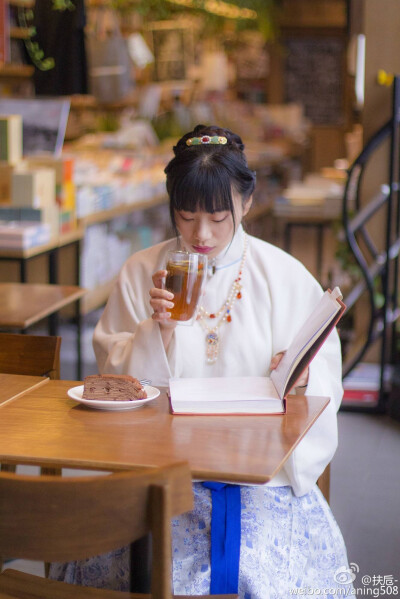 落梅庭榭香，芳草池塘绿。