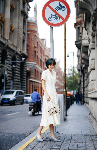 最近拍的几身look，有好几件搭配单品都是来自Plum平台。Look 1⃣️ 白裙子是staud去年夏天的款式，收腰大裙摆，转起身来裙子会在空气中划出一条好看的弧线，可以穿在任何风衣的里面Chanel手包上面是拼写游戏，拎起来…