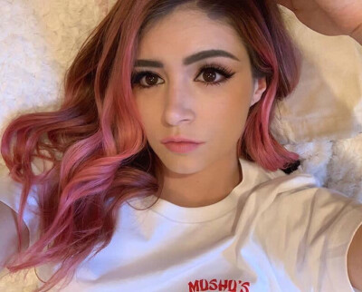 Chrissy costanza
今日份CC依旧可爱~