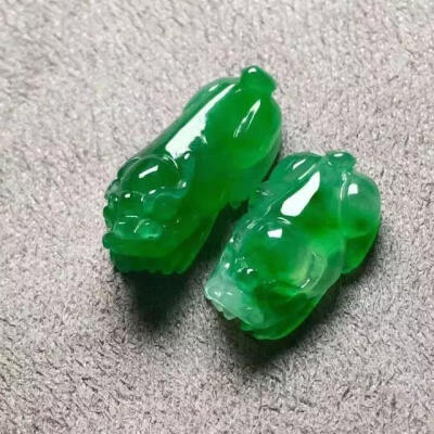 四、是看翅膀，公的有翅膀母的没有，不过这种方法用得比较少。