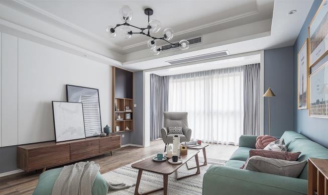 选择灰绿色沙发搭配灰蓝色，视觉上淡雅同时不失去大气，营造一种舒适的色彩感；选择低明度粉色、灰色靠枕http://www.xiugei.com/kaodian/，在达到客厅视觉颜色统一的同时，增添一些活力；选择具有原木肌理的木质家具，亦让家拥抱自然，体现更加真实和原生态的居家环境。清新活力的粉绿组合和木质家具让空间色调变得和谐美好，流畅明动的线条丰富了室内环境的层次。