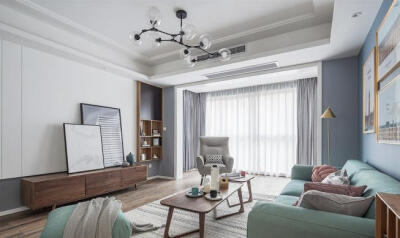 选择灰绿色沙发搭配灰蓝色，视觉上淡雅同时不失去大气，营造一种舒适的色彩感；选择低明度粉色、灰色靠枕http://www.xiugei.com/kaodian/，在达到客厅视觉颜色统一的同时，增添一些活力；选择具有原木肌理的木质家具…