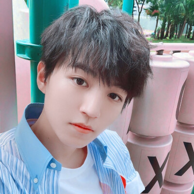 王俊凯#王俊凯小螃蟹跨国恋# 今天也要粉色心动@TFBOYS-王俊凯 情人节快乐！想你 ​​​​