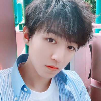 王俊凯#王俊凯小螃蟹跨国恋# 今天也要粉色心动@TFBOYS-王俊凯 情人节快乐！想你 ​​​​