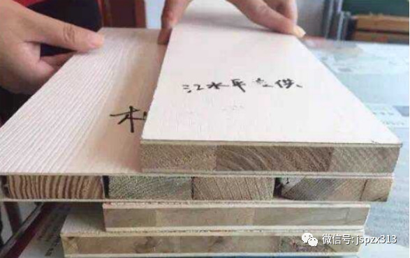 江水平装修:为什么家具不经用，就是因为这些事！前几天去表姐家玩，她告诉我最近淘了几件衣服，买回来以后又觉得不想穿了，也懒得退货，让我试试看，合适的就拿去穿。
表姐总是这么浪费，购物狂一样乱买东西，买了不合适都是四处散出去，劝过她几次也不听。
她把吊牌都还没拆的两件外衣，三条裙子统统拿出来让我试穿，告诉我合适的就拿走，不合适的放回去就行。然后她就去厨房炒菜了。
我试穿之后，感觉只有一件外衣合身，就留下了那件外衣，其他的准备放回去。
正当我打开衣柜，要把那几件不合适的衣服挂回去时，突然那扇衣柜门整个掉下来，重重地砸在我脚上，我“呀”地一声大叫，蹲下来捂住脚，疼得龇牙咧嘴。
“怎么了?”表姐扔下锅铲，跑进卧室来看。
看到那扇白色衣柜门倒在地上，她气呼呼地说：“这扇门已经修理过两次了，没想到又掉了。唉，都怪当初装修时，我不听王师傅建议。”
“什么建议?”我觉得很好奇，这衣柜门跟王师傅会有什么关系呢?
表姐告诉我，她家里当时装修时找了一家很靠谱的装修队，当时木工王师傅建议她打一个衣柜。
王师傅告诉她，买的衣柜只是外面看着好看，但板子只是锯沫板或颗粒板的，密度很小，所以握住结构件和钉子的能力就差，