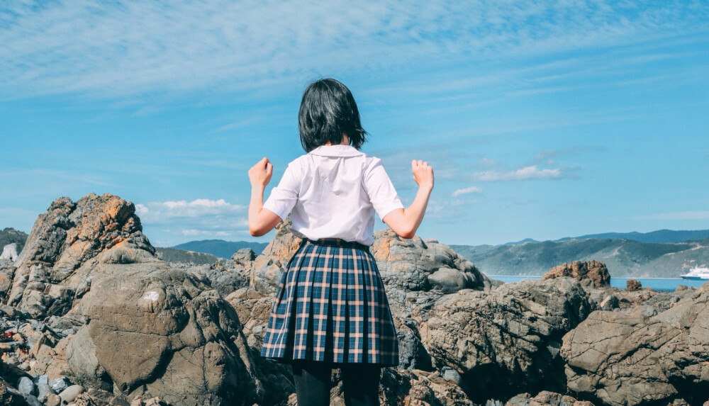 地点：Breaker Bay, Wellington, New Zealand
出镜：原po
化妆：N/A
服装：不知名校供衬衫X驹场学园春秋格裙
摄影：原po with Canon 750D & 三脚架
调色：@魔王取名难是也
逮到一个天气很不错的休息天，实在不想闷在家里，我就又扛着单反和三脚架出去拍照啦。
一直都很想去机场后面的海道附近拍照，本以为自己可以找到一个很棒的地方拍很棒的景色，但可惜考虑不周全，好看的地方没有办法停车QAQ……
然后也并没能拍出好看的照片...图里能摄到的真的只是冰山一角，是个不怎么起眼的小礁石滩，主要是好停车...
我也高估了我的平衡能力...简直可怕，还想摆出好看的造型，我真的连稳当站在礁石上都不能保证，很多本来打算拍的都没拍，何况附近还有人潜水啊抓各种海鲜...还看到了一个航拍器从我头顶飞过（......
因为身材并不苗条腿还丑到没朋友的关系，我实际上这次能留下来的照片真的很少...能发出来的都是挑过的了……还找了摄影小天使的好基友百忙之中抽空帮忙调色，非常感谢辣真的很开心，我没想到这么渣的照片还能被这样认真对待很感动！