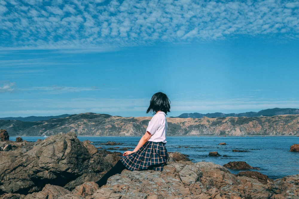 地点：Breaker Bay, Wellington, New Zealand
出镜：原po
化妆：N/A
服装：不知名校供衬衫X驹场学园春秋格裙
摄影：原po with Canon 750D & 三脚架
调色：@魔王取名难是也
逮到一个天气很不错的休息天，实在不想闷在家里，我就又扛着单反和三脚架出去拍照啦。
一直都很想去机场后面的海道附近拍照，本以为自己可以找到一个很棒的地方拍很棒的景色，但可惜考虑不周全，好看的地方没有办法停车QAQ……
然后也并没能拍出好看的照片...图里能摄到的真的只是冰山一角，是个不怎么起眼的小礁石滩，主要是好停车...
我也高估了我的平衡能力...简直可怕，还想摆出好看的造型，我真的连稳当站在礁石上都不能保证，很多本来打算拍的都没拍，何况附近还有人潜水啊抓各种海鲜...还看到了一个航拍器从我头顶飞过（......
因为身材并不苗条腿还丑到没朋友的关系，我实际上这次能留下来的照片真的很少...能发出来的都是挑过的了……还找了摄影小天使的好基友百忙之中抽空帮忙调色，非常感谢辣真的很开心，我没想到这么渣的照片还能被这样认真对待很感动！