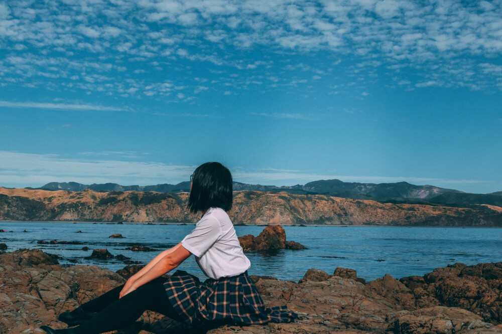 地点：Breaker Bay, Wellington, New Zealand
出镜：原po
化妆：N/A
服装：不知名校供衬衫X驹场学园春秋格裙
摄影：原po with Canon 750D & 三脚架
调色：@魔王取名难是也
逮到一个天气很不错的休息天，实在不想闷在家里，我就又扛着单反和三脚架出去拍照啦。
一直都很想去机场后面的海道附近拍照，本以为自己可以找到一个很棒的地方拍很棒的景色，但可惜考虑不周全，好看的地方没有办法停车QAQ……
然后也并没能拍出好看的照片...图里能摄到的真的只是冰山一角，是个不怎么起眼的小礁石滩，主要是好停车...
我也高估了我的平衡能力...简直可怕，还想摆出好看的造型，我真的连稳当站在礁石上都不能保证，很多本来打算拍的都没拍，何况附近还有人潜水啊抓各种海鲜...还看到了一个航拍器从我头顶飞过（......
因为身材并不苗条腿还丑到没朋友的关系，我实际上这次能留下来的照片真的很少...能发出来的都是挑过的了……还找了摄影小天使的好基友百忙之中抽空帮忙调色，非常感谢辣真的很开心，我没想到这么渣的照片还能被这样认真对待很感动！