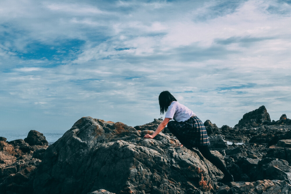 地点：Breaker Bay, Wellington, New Zealand
出镜：原po
化妆：N/A
服装：不知名校供衬衫X驹场学园春秋格裙
摄影：原po with Canon 750D & 三脚架
调色：@魔王取名难是也
逮到一个天气很不错的休息天，实在不想闷在家里，我就又扛着单反和三脚架出去拍照啦。
一直都很想去机场后面的海道附近拍照，本以为自己可以找到一个很棒的地方拍很棒的景色，但可惜考虑不周全，好看的地方没有办法停车QAQ……
然后也并没能拍出好看的照片...图里能摄到的真的只是冰山一角，是个不怎么起眼的小礁石滩，主要是好停车...
我也高估了我的平衡能力...简直可怕，还想摆出好看的造型，我真的连稳当站在礁石上都不能保证，很多本来打算拍的都没拍，何况附近还有人潜水啊抓各种海鲜...还看到了一个航拍器从我头顶飞过（......
因为身材并不苗条腿还丑到没朋友的关系，我实际上这次能留下来的照片真的很少...能发出来的都是挑过的了……还找了摄影小天使的好基友百忙之中抽空帮忙调色，非常感谢辣真的很开心，我没想到这么渣的照片还能被这样认真对待很感动！