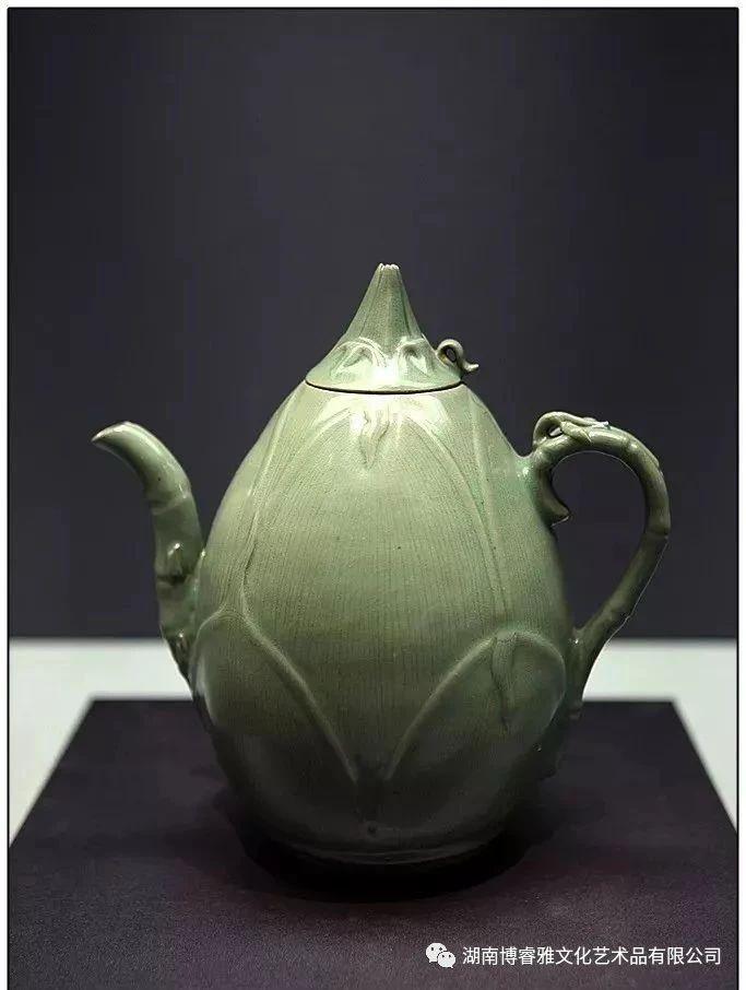 在高丽王朝统治的历史上，也就是公元918年——1392年之间，青瓷作为高丽文化的精髓，应该说拥有着至高无上的地位。高丽青瓷是高丽时期继承新罗时代陶瓷器工艺传统生产的瓷器，其高雅、美丽、清新，呈青翠的绿青色，又名翡翠色瓷器。