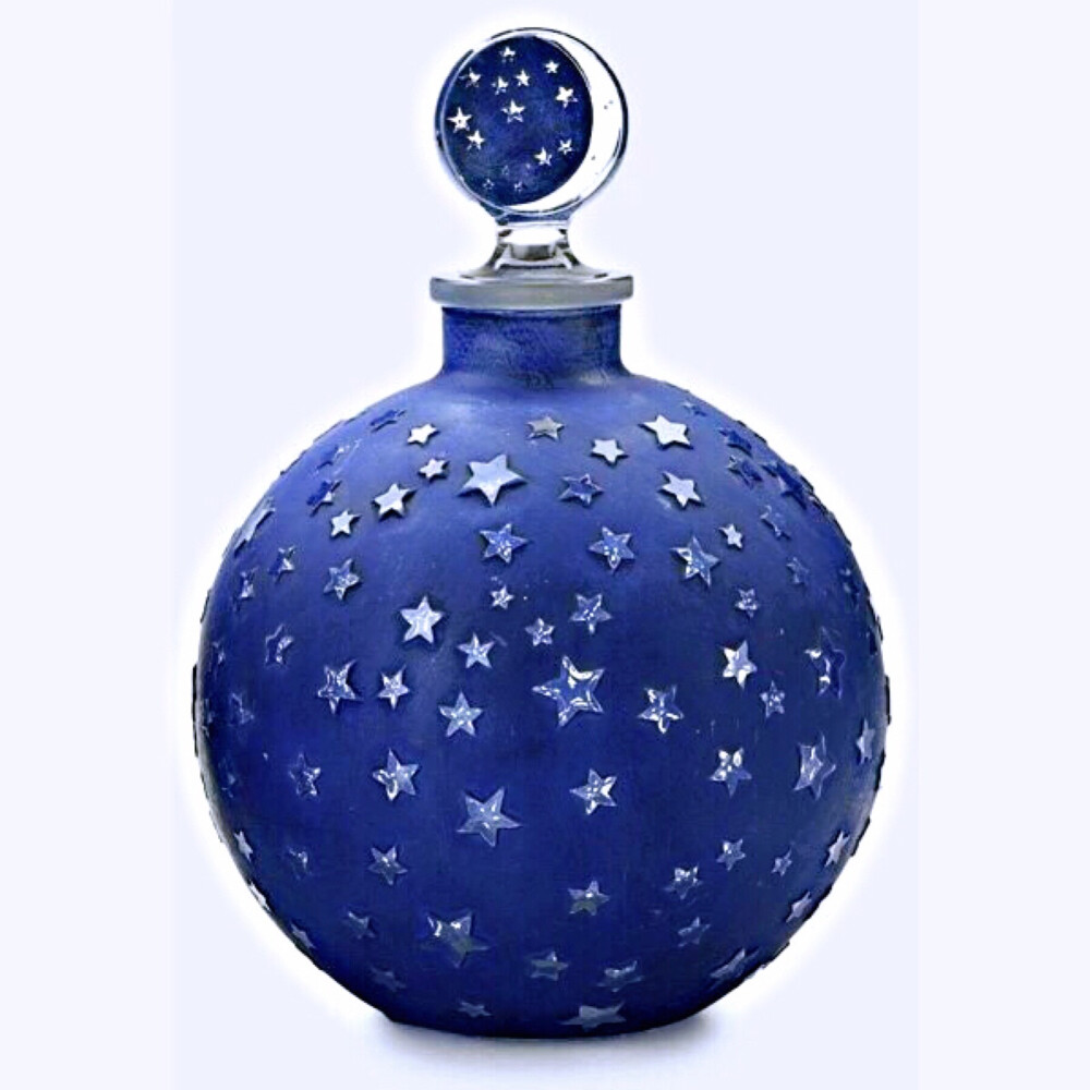 
沃斯高定为世界首个将业务拓展至香水领域的时装品牌，勒内为其香水“Dans la nuit（在夜里）”设计了瓶身，漫天繁星点缀夜空，以一轮新月作为瓶盖。