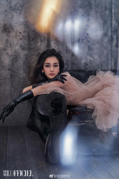 #baby烟熏妆#angelababy &amp;《时装L'OFFICIEL》三月刊封面Ⅰ女孩的大纱裙，女人的烟熏妆，“近似天真”的成熟，这组你觉得如何？♥️