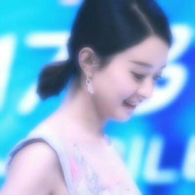 颖.
丽颖.
赵丽颖.
她的圆脸.
她的一双眸.
她的一撇一笑.
她的每一个动作.
她的每部影视作品.
她的清丽如诗的优雅.
她那每一个奋斗的结果.
都深深感动这每一个虫子.
她是个惹人怜的女明星.
她走上红毯特别小心.
因为…