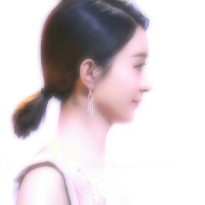 颖.
丽颖.
赵丽颖.
她的圆脸.
她的一双眸.
她的一撇一笑.
她的每一个动作.
她的每部影视作品.
她的清丽如诗的优雅.
她那每一个奋斗的结果.
都深深感动这每一个虫子.
她是个惹人怜的女明星.
她走上红毯特别小心.
因为…