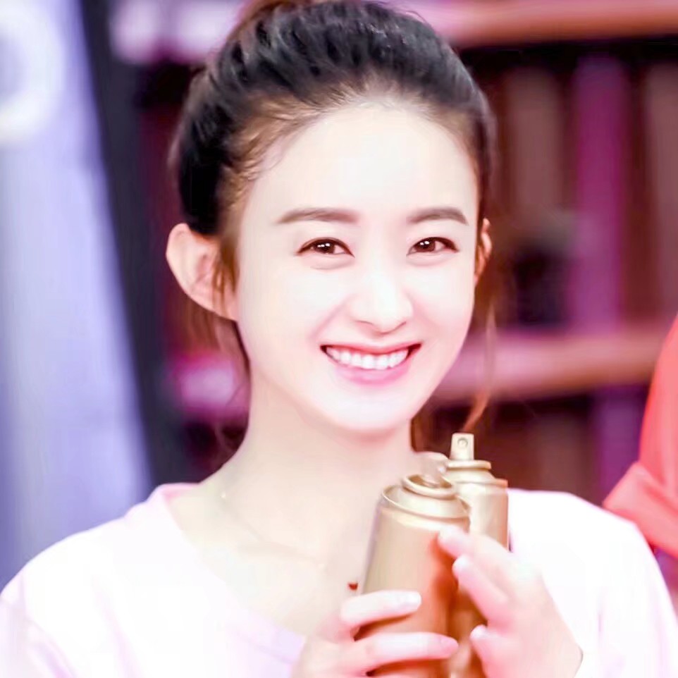 颖.
丽颖.
赵丽颖.
她的圆脸.
她的一双眸.
她的一撇一笑.
她的每一个动作.
她的每部影视作品.
她的清丽如诗的优雅.
她那每一个奋斗的结果.
都深深感动这每一个虫子.
她是个惹人怜的女明星.
她走上红毯特别小心.
因为她怕用错言语.
惹旁人尴尬生气.
这是赵丽颖啊.
三个字的她.
美好如光.
愿她安.
恋她.
♡.