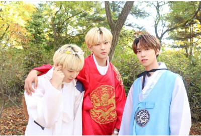 ONEUS 李抒澔 金建学 李建熙(从左到右)
cr.official_oneus