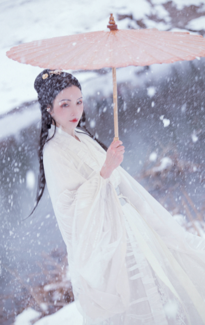 朱颜染尘
“原来这一场千里的跋涉，只是为了一场甚至无法相见的别离…”
出境：@司南是南叔 @玖柯9k
摄影：@_姬小妖_ ​​​