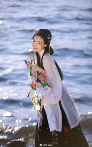 仙女：@锅锅不会沉  
摄影后期：@大书su 