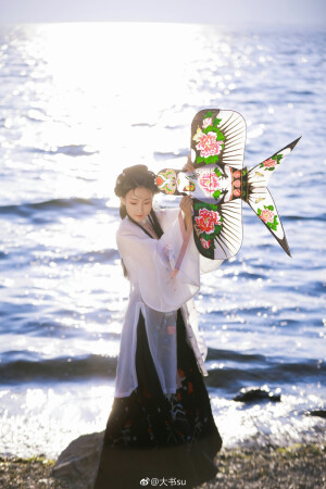 仙女：@锅锅不会沉  
摄影后期：@大书su 