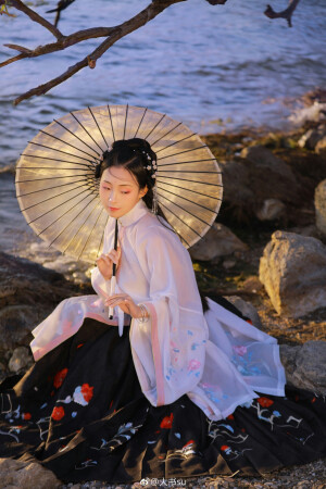 仙女：@锅锅不会沉  
摄影后期：@大书su 