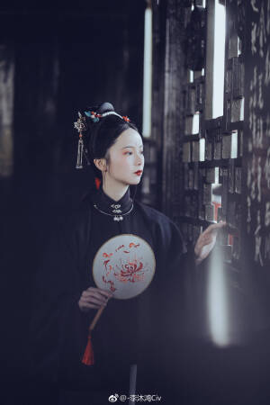 汉服
摄影：@-李沐鸿Civ
出镜：@夏与朝露
妆造：@一心只想化妆的阿蕾 
服装：@帝尧汉服 
老师：@疯子Charles @小艾野 