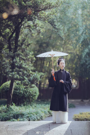 汉服
摄影：@-李沐鸿Civ
出镜：@夏与朝露
妆造：@一心只想化妆的阿蕾 
服装：@帝尧汉服 
老师：@疯子Charles @小艾野 