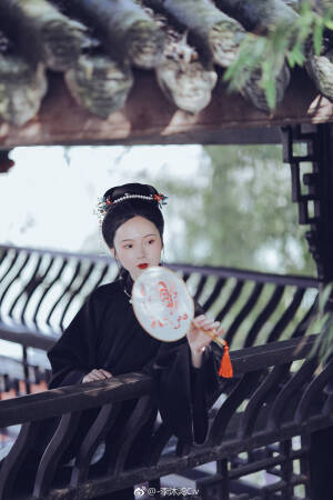 汉服
摄影：@-李沐鸿Civ
出镜：@夏与朝露
妆造：@一心只想化妆的阿蕾 
服装：@帝尧汉服 
老师：@疯子Charles @小艾野 