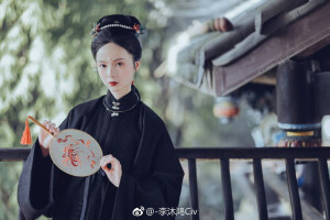 汉服
摄影：@-李沐鸿Civ
出镜：@夏与朝露
妆造：@一心只想化妆的阿蕾 
服装：@帝尧汉服 
老师：@疯子Charles @小艾野 