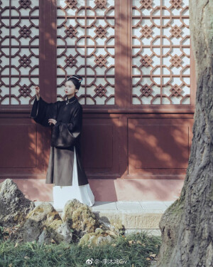 汉服
摄影：@-李沐鸿Civ
出镜：@夏与朝露
妆造：@一心只想化妆的阿蕾 
服装：@帝尧汉服 
老师：@疯子Charles @小艾野 