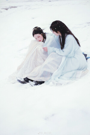 汉服
出境||@司南是南叔 @玖柯9k 
妆造||@卜人今周 @烟清寺 
摄影||http://t.cn/RYx5vII
服装||@司南阁汉服 