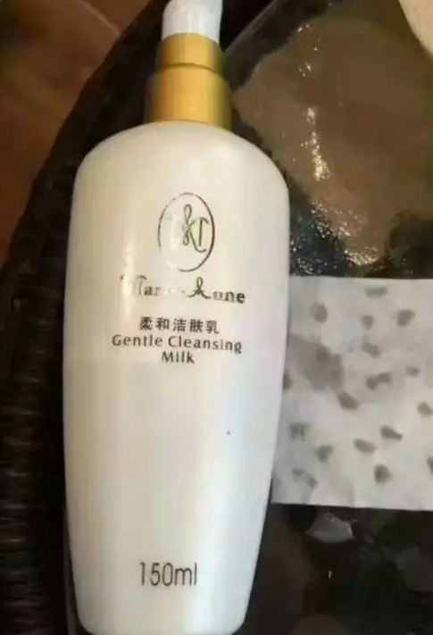 教大伙一个很实用的洗脸就能洗出毒素的方法：
如果你现在有玛丽艳的柔和洁肤乳，把你的洁肤乳挤出三十滴，全部均匀涂在脸上，涂匀后拍打十五分钟，你会发现有非常神奇的效果哦!
前五分钟--------产品全部吸收
十分钟-----------产品没有了，但在脸上排出水来十五分钟--------你会发现你的脸上和你的手上会有很多的小颗粒1.黑，灰色颗粒：表示多年的的化妆品和护肤品残留在脸上的重金属 2. 黄色颗粒：表示多年使用矿物油和动物油类的产品，这样的皮肤会比较硬，常年用此类成分的产品，皮肤毛孔会变得很粗大，易长痘等3. 白色颗粒：表示多年残留在脸上的污垢和黑头白头全部出来了。
神奇的干洗，真的很厉害?。?！