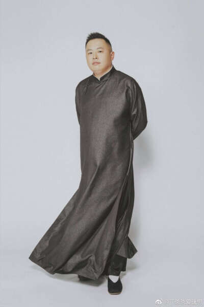 闫鹤翔
德云社，亚洲最大传统艺术男子天团，从2006年春节期间在凤凰卫视认识他，就被吸引这么多年，魅力无限啊