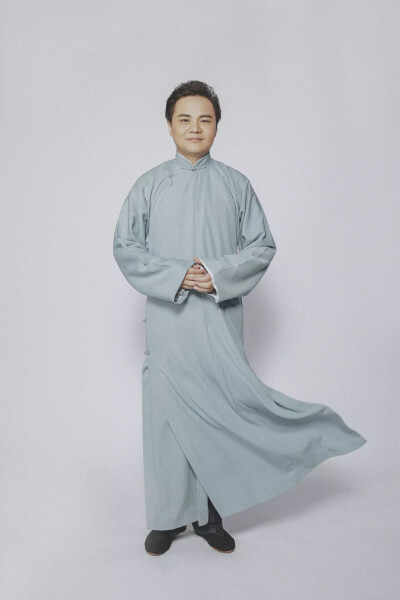 高峰
德云社，亚洲最大传统艺术男子天团，从2006年春节期间在凤凰卫视认识他，就被吸引这么多年，魅力无限啊