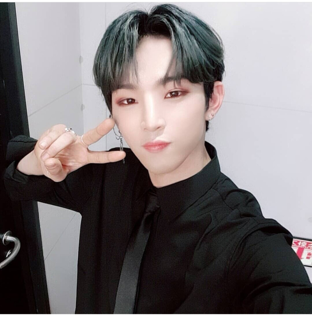 ONEUS 金建学/LEE DO
cr.official_oneus