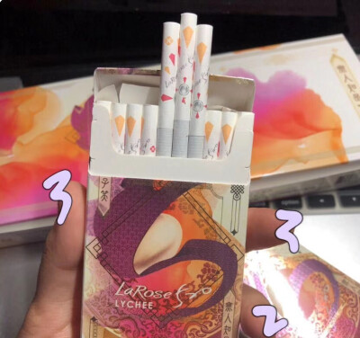 适合女孩子抽的烟✨自带香气
大多女孩子都想试试烟是什么味道吧 但又怕味道太大别人闻到了不好那我就来推荐几款抽完全身自带甜甜香气的烟
第一款，草莓dJ爆 我个人非常喜欢这个味道拿一包出来家里人还以为是糖果呢 …