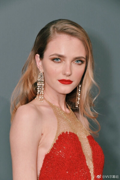 #Vlada Roslyakova# 参加the amfAR New York ﻿Gal﻿a 2019活动 | 红色礼服惊艳绝伦，能想象仙女Vlada曾经被维秘面试拒之门外？