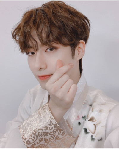 ONEUS 孙东柱/XION
cr.official_oneus