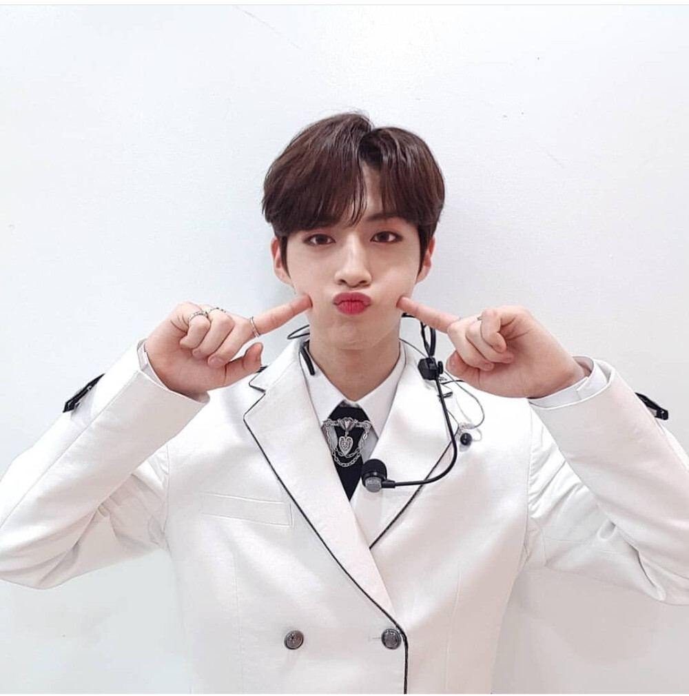 ONEUS 孙东柱/XION
cr.official_oneus