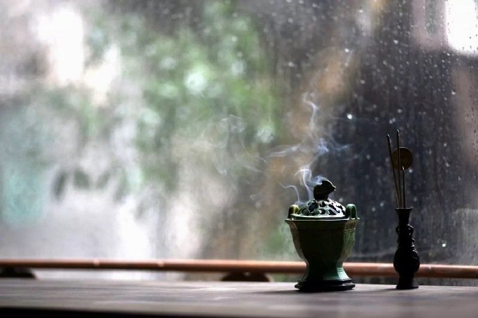 临窗听雨，焚香品茶 …晚安