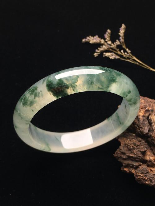 飘花翡翠,是指从翡翠的颜色分布上看,实玉体内部出现一片或一团分散