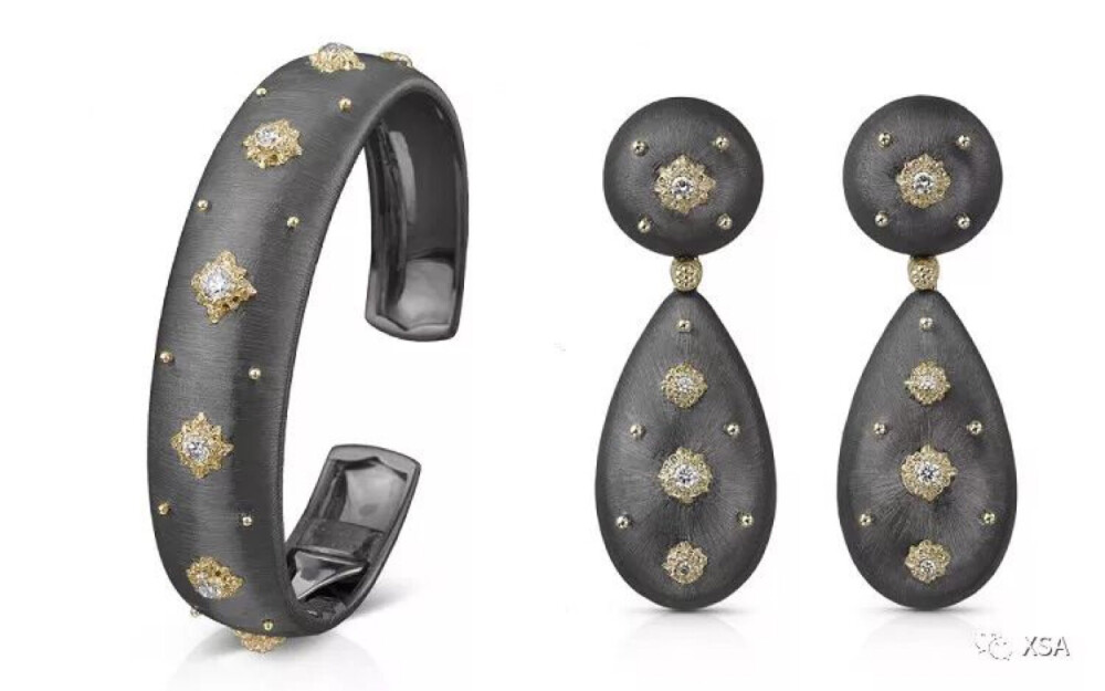 Buccellati 刚刚推出Marci系列的新一季作品——Black Velvet，新作最特别之处是使用黑金（Black Gold）材质——对白金进行镀黑，呈现低调而独特的暗黑气质。
新作依然沿用 Buccellati 标志性的Rigato手工雕刻拉丝工艺，运用凿刀在白金表面雕刻出平行的细线，模仿文艺复兴时期奢华的丝缎面料质感。雕刻完成后，白金将经过 DLC 类钻碳镀层处理，表面沉积的薄碳层呈现深邃的黑色调，同时保留细腻的拉丝，展现独特的金属光泽。